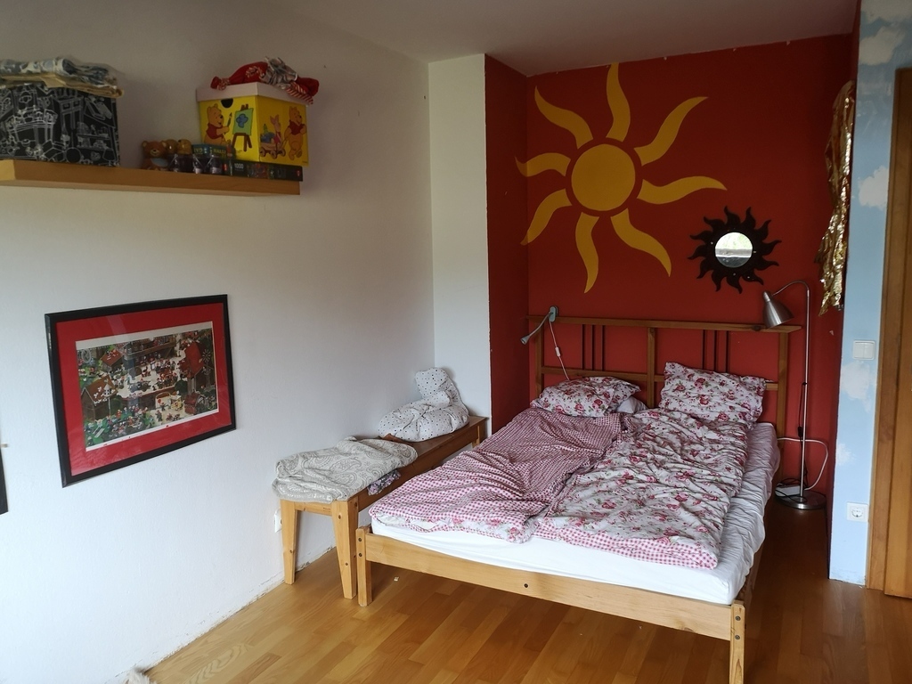 Zweites Schlafzimmer mit Doppelbett und Balkon