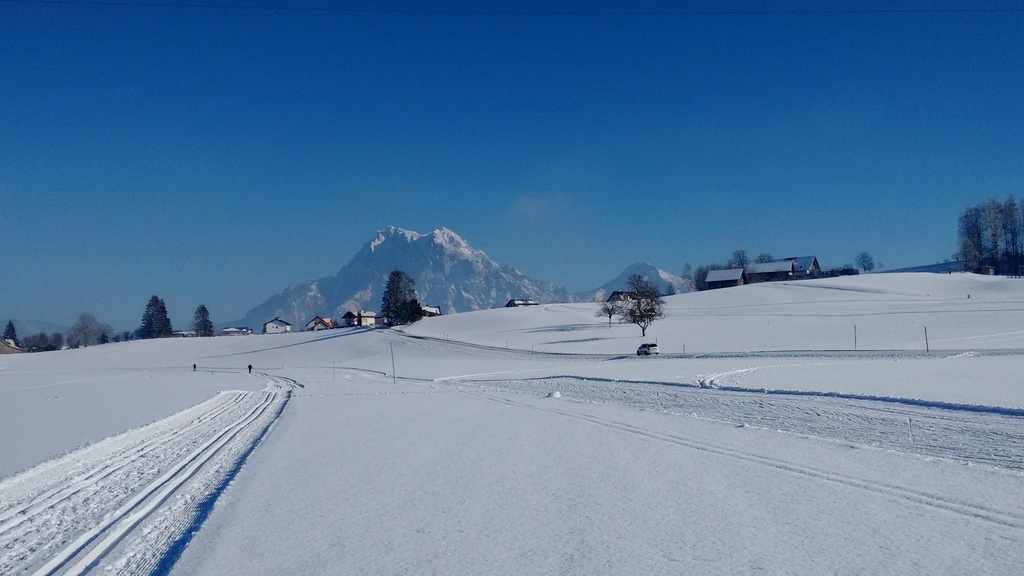 cross-country-skiing with view to Mt. Traunstein