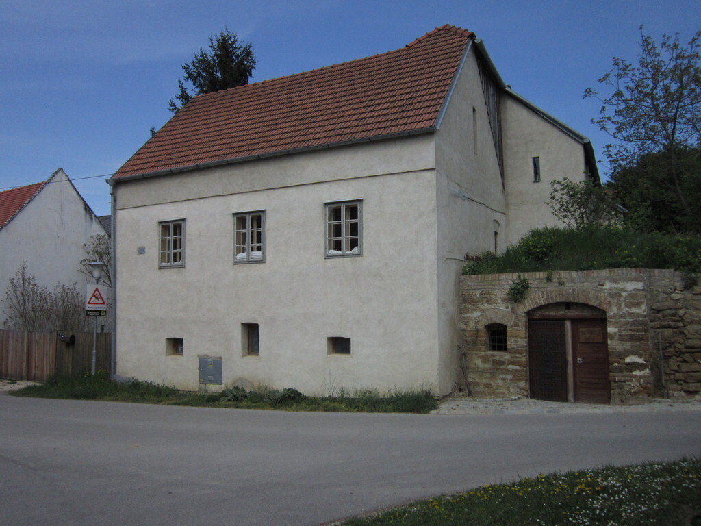 the house in the cellaralley