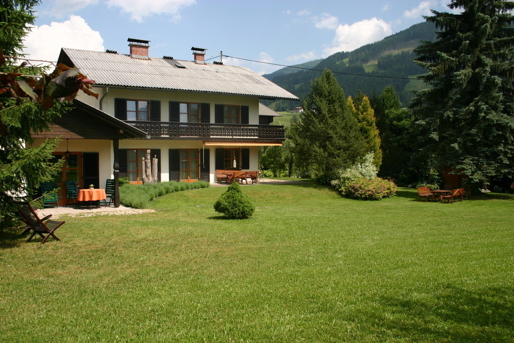 Hausansicht aus dem Garten