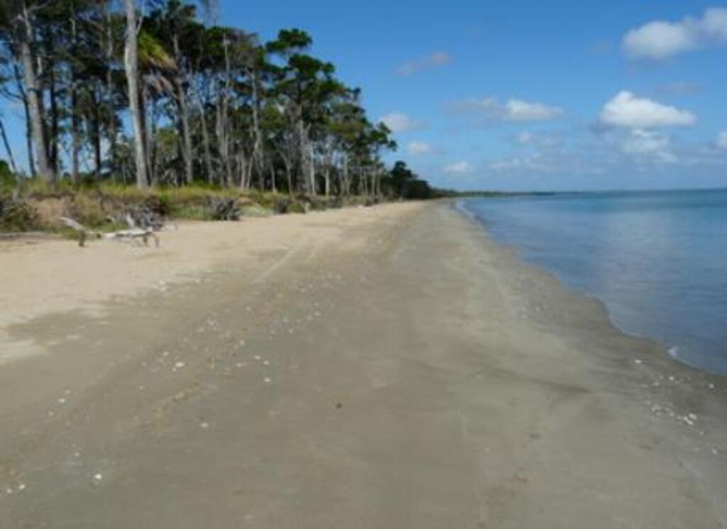 Dundowran Beach, 5 minutes walk