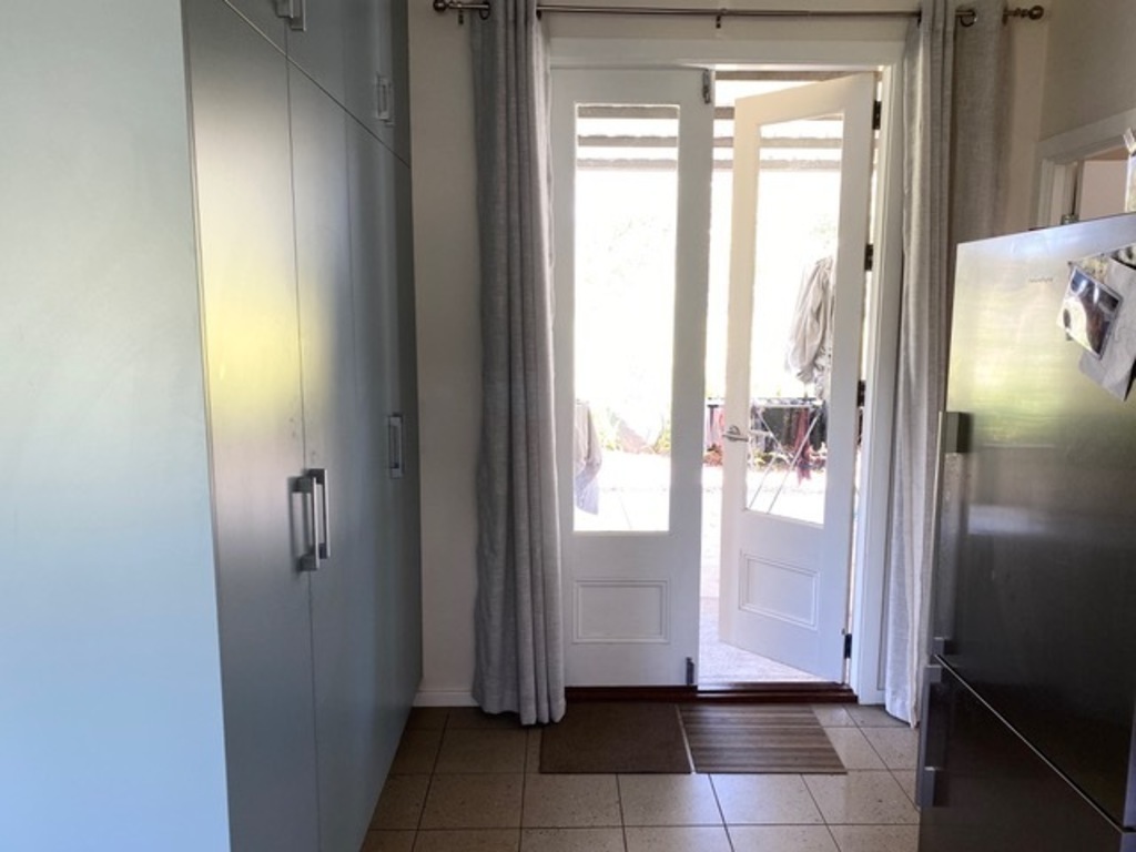 doors from kitchen to back garden