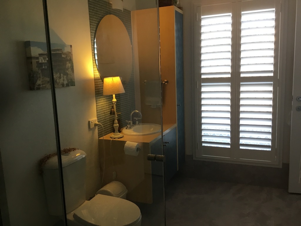 Ensuite for main bedroom.