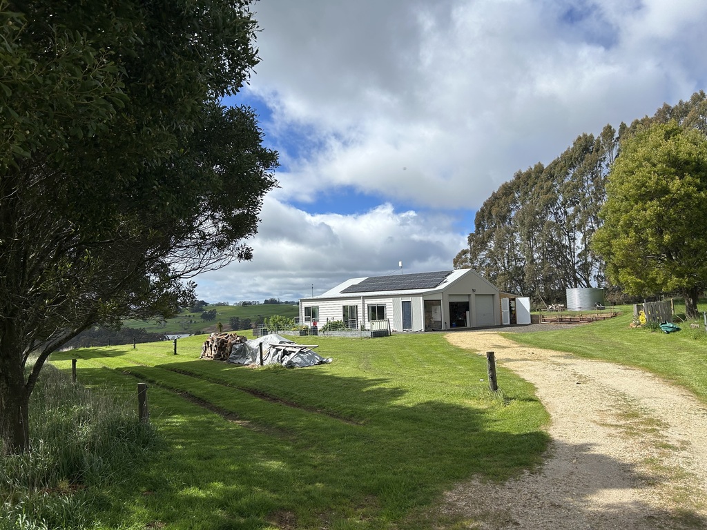 The shed/house is situated on 20 hectares and is very private with magnificent views