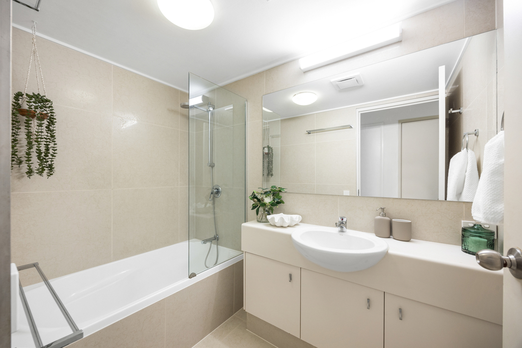 One of the 2 bathrooms