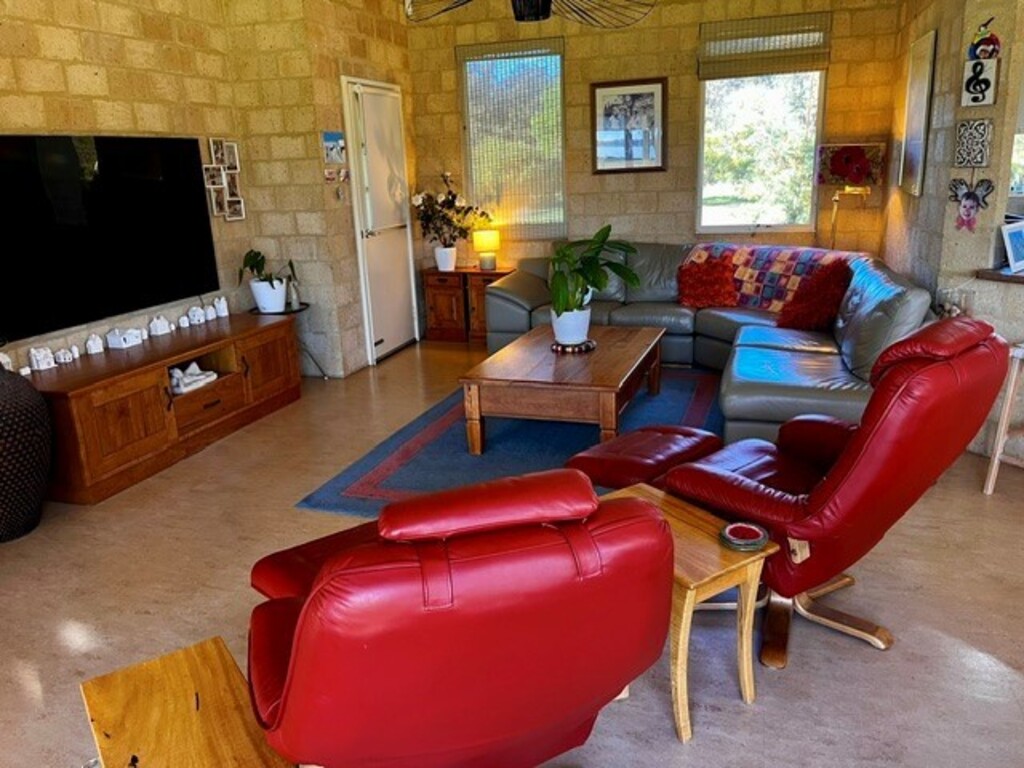 lounge, smart TV with Netflix available