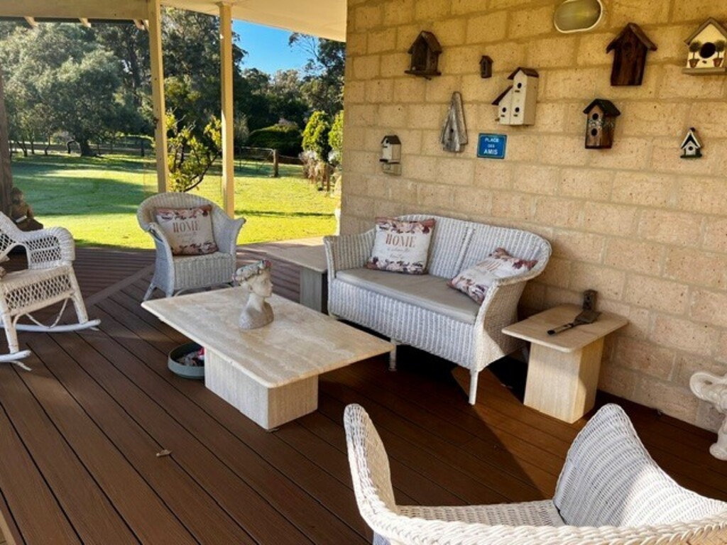 Back verandah, lovely viewing of local parrots, and Kangaroos morning and afternoons.