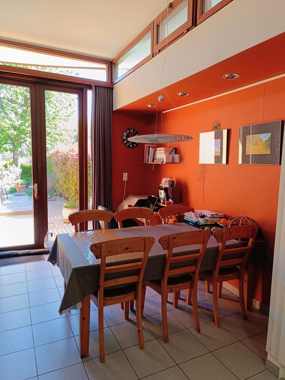 eethoek met zicht op de tuin