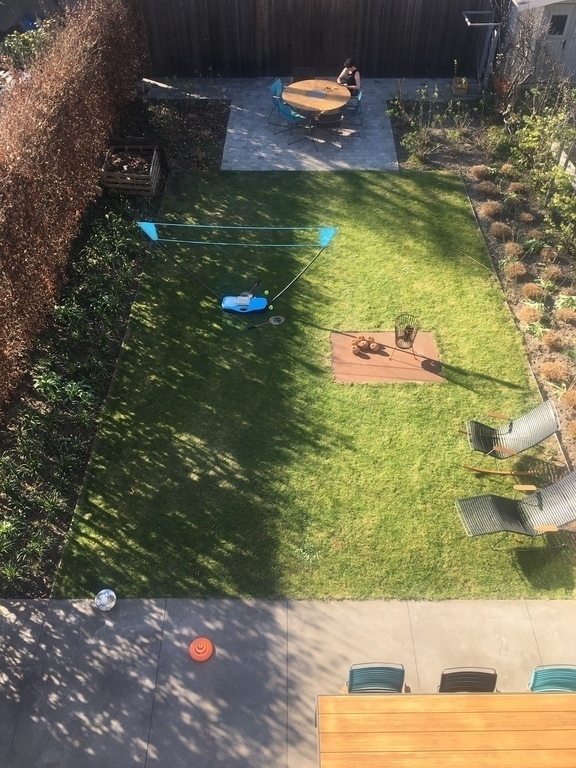 Garden with 2 terraces: one in the sun, the other in the shadow