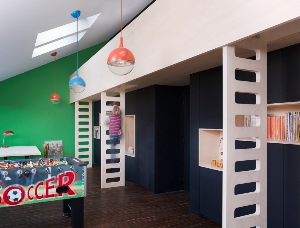 large play- and bedroom for the children / great mezzanine for sleeping / 4 double beds = 8 persons