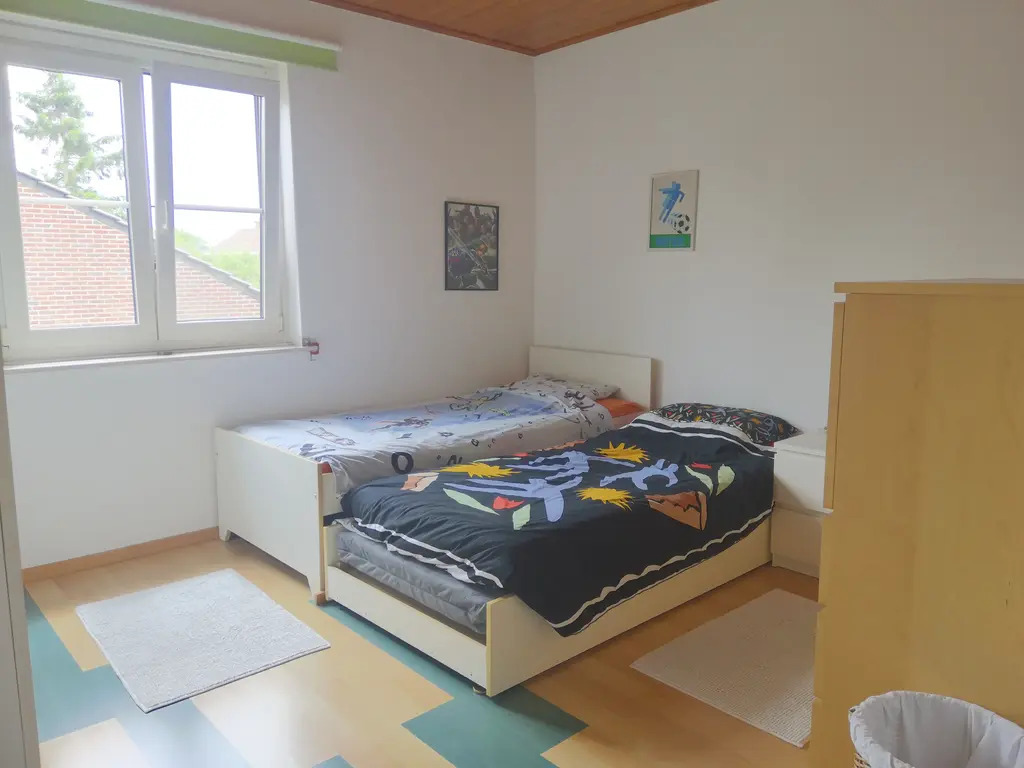 room with 2 singles beds