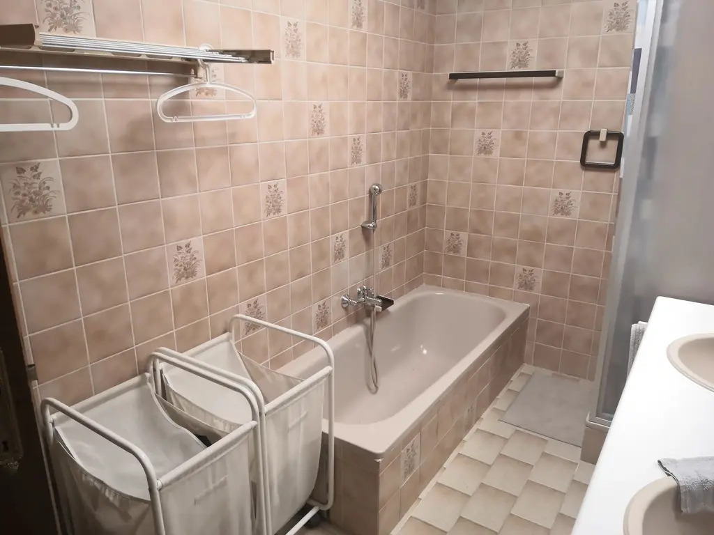 bathroom with 2 sinks, toilet, bad and shower