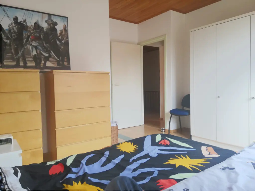 room with 2 singles beds