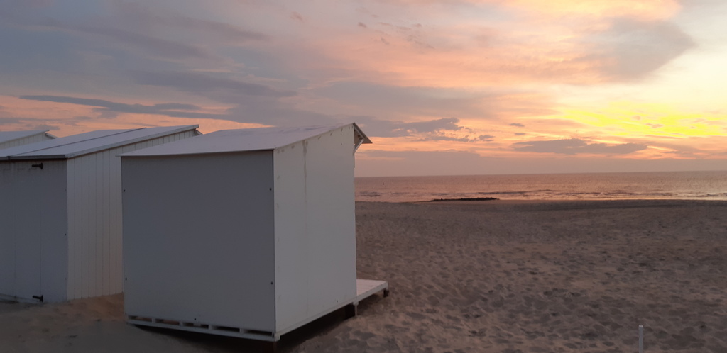 Het strand bij valavond