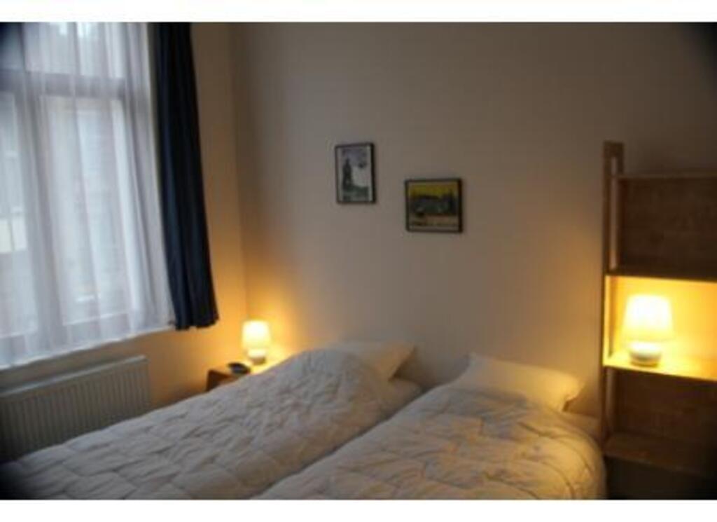 sleeping room with twin bed
