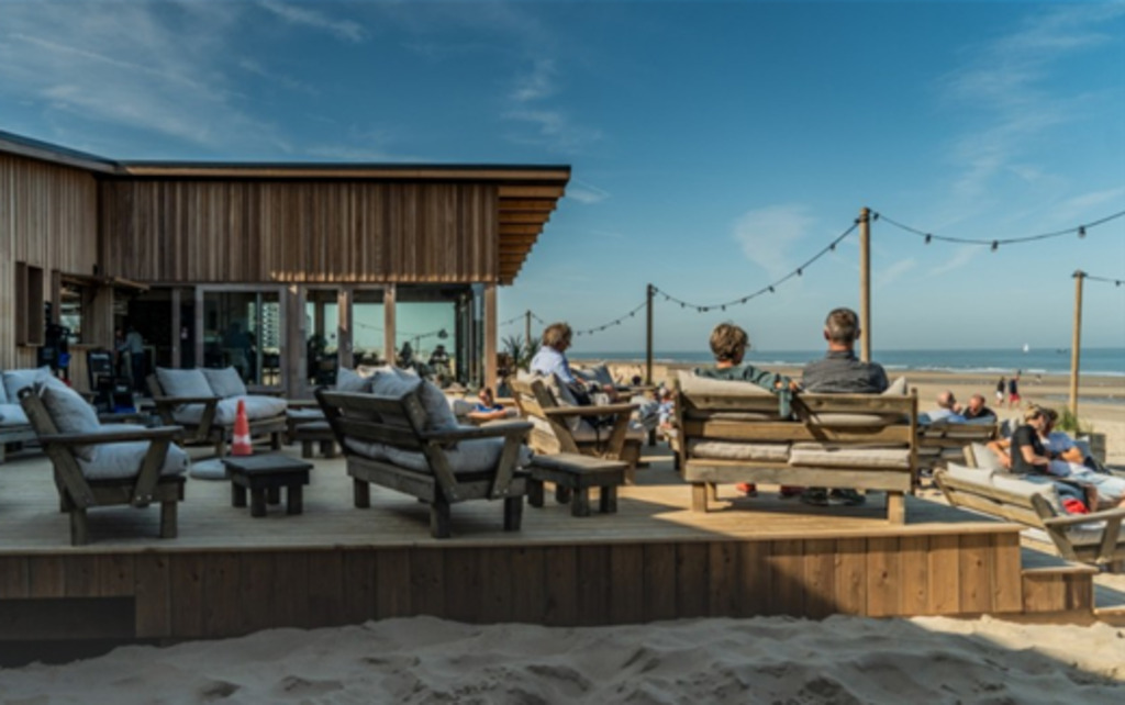 'The Surfing Elephant', great place at the beach to sit down and relax - with a drink or snack if you like. 