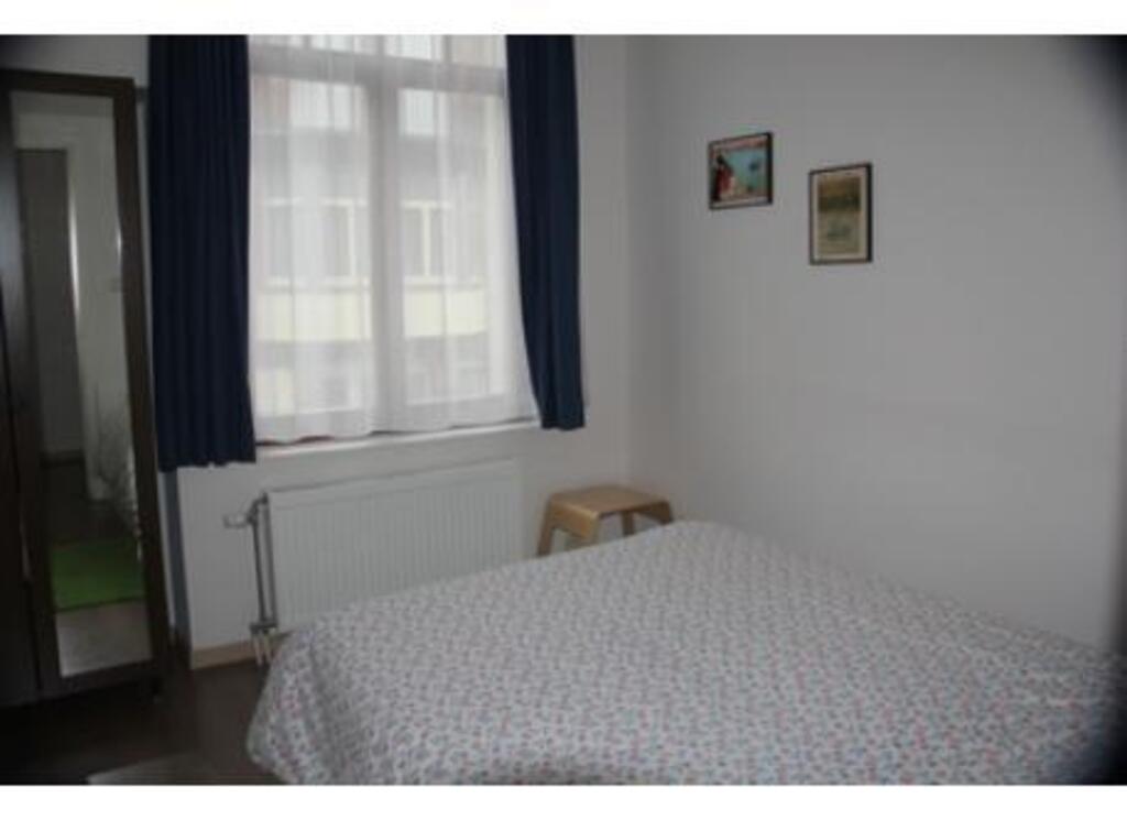 sleeping room with double bed