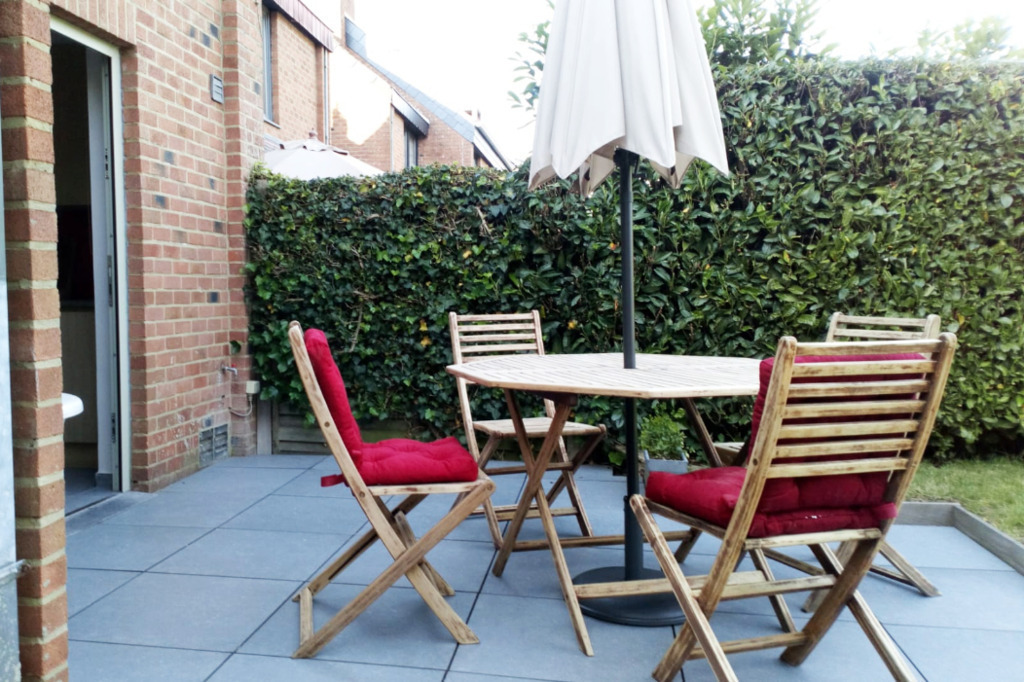 Jolie terrasse en bois ensoleillée