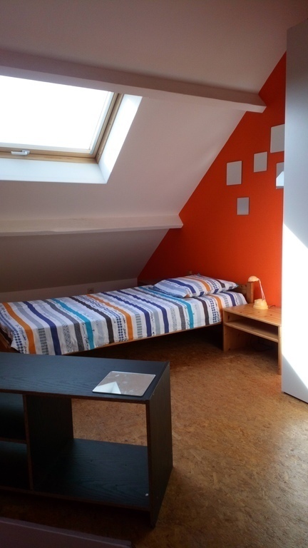 Chambre 1 personne 2ème étage (possibilité 2ème lit). Dans les toits, grande chambre lumineuse. 