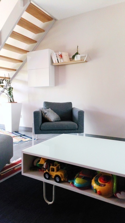 Table basse pour enfants, nombreux jouets et livres à disposition 