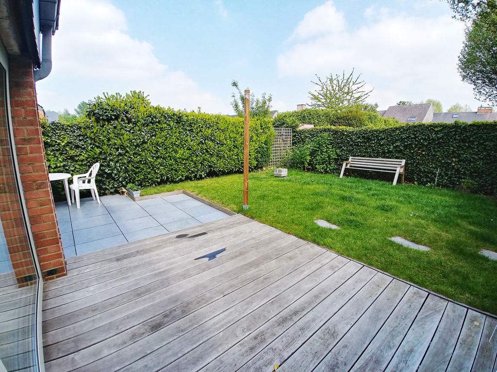 Jolie terrasse en bois ensoleillée