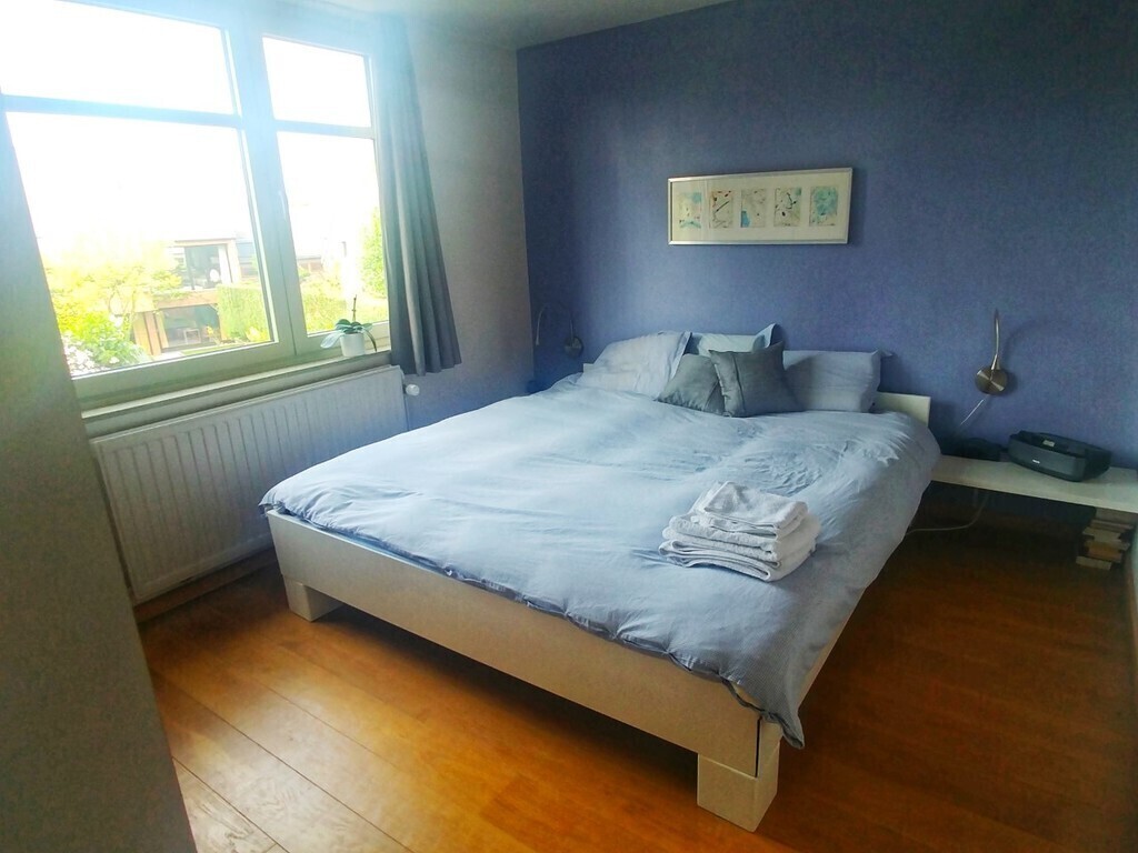 Chambre parentale confortable, lit kingsize (180) et literie de haute qualité. La chambre donne sur une ruelle calme et piétonne