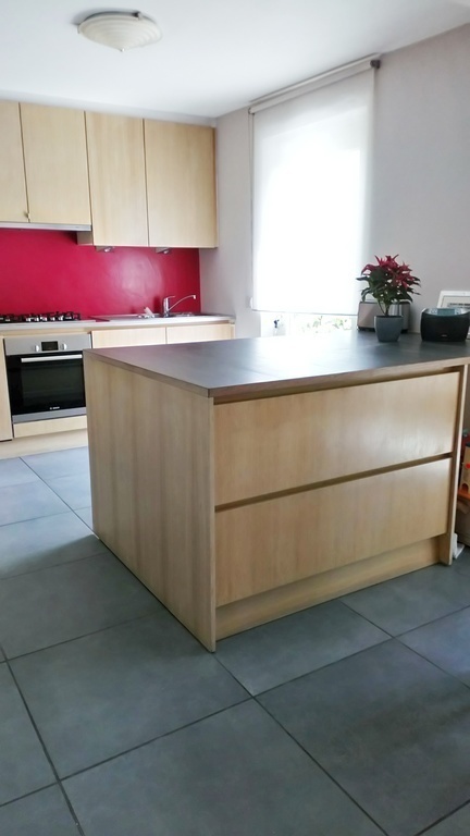 Jolie cuisine ouverte et lumineuse, full équipée