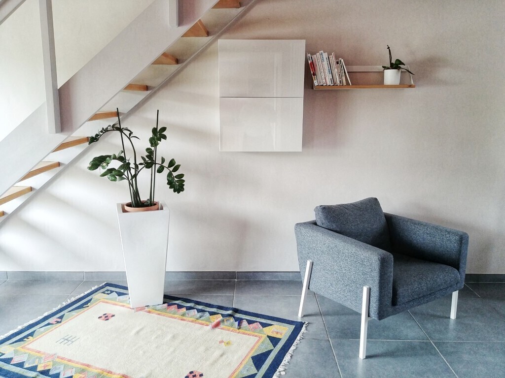 Salon agréable et confortable, lumineux. Donne directement sur le jardin. 