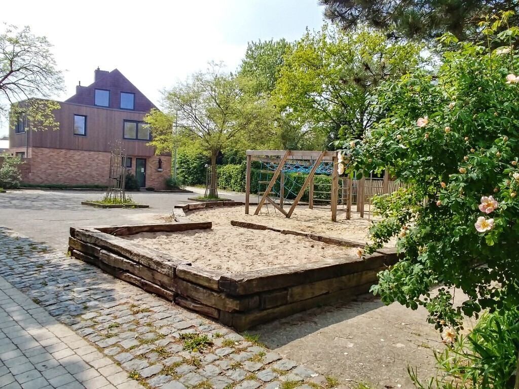 Quartier piéton, familial et calme, très vert et accueillant. 