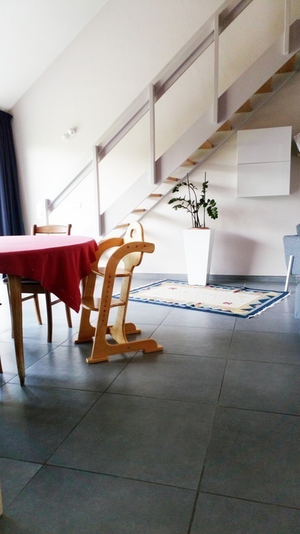Salle à manger, jouxtant la cuisine. Chaises enfants à disposition. 