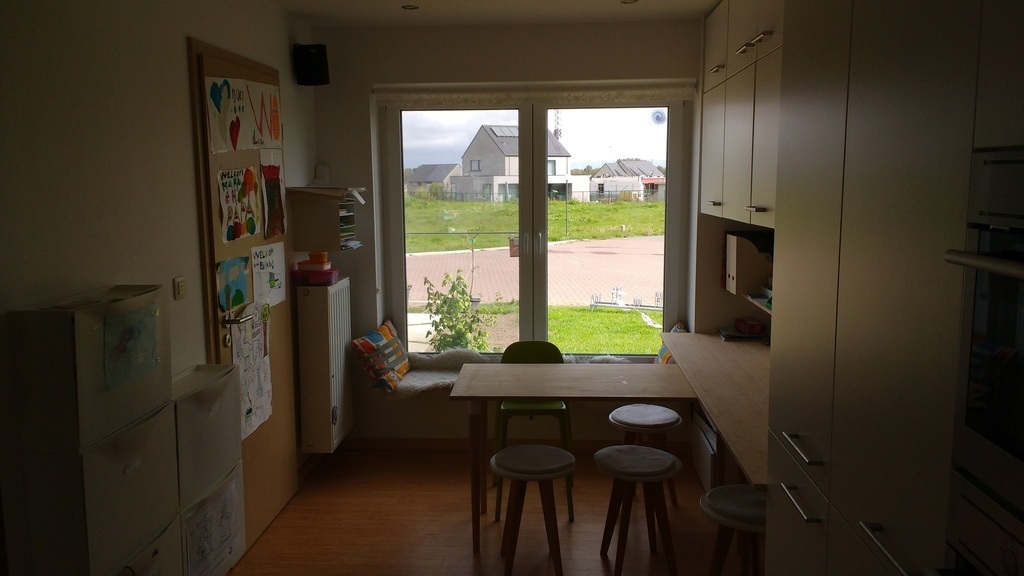 Bureau, with view on the street