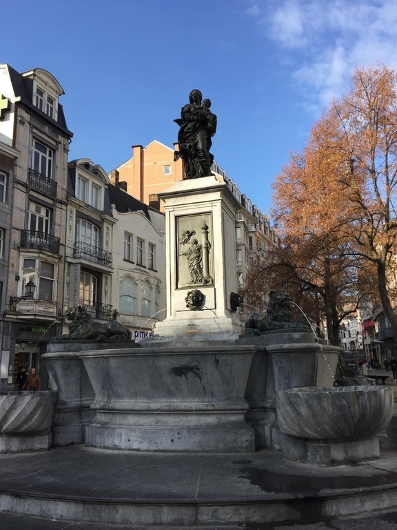 Liège, vierge de Jean Delcour.