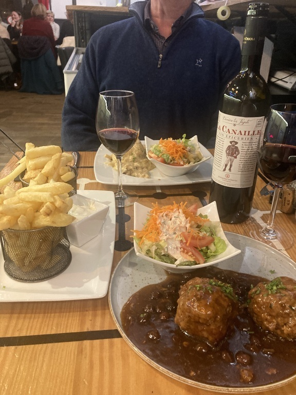 Les boulets à la liégeoise frites : our local traditional dish cooked with beer. 