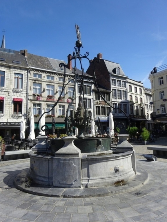 "Li Bassinia" (fountain) with the "Cwèrneu" (hornblower) in the middle