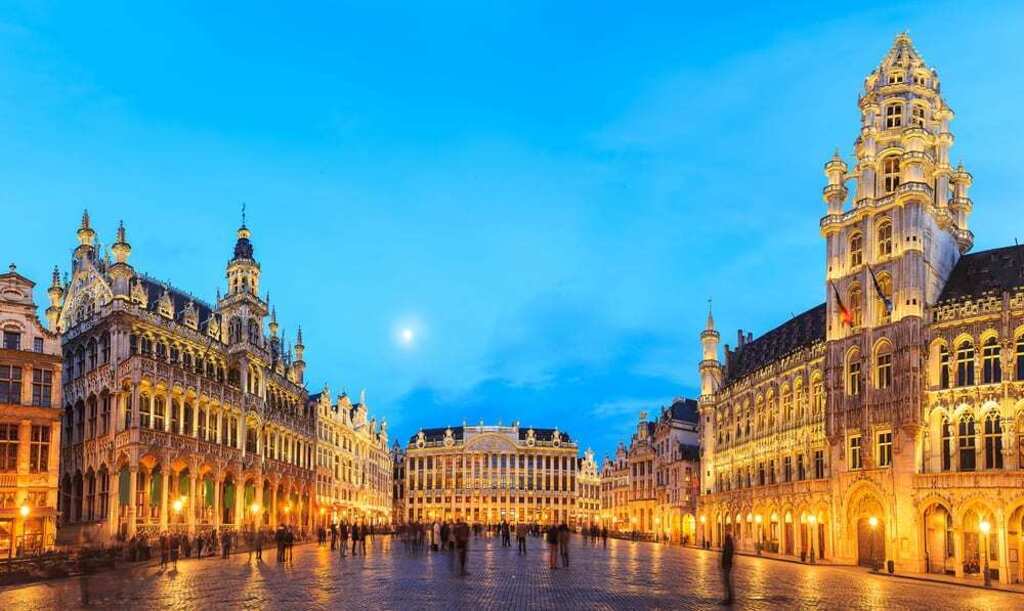 Brussels Grand Place by night, often with music and light shows. One of the most beautiful squares of the world.