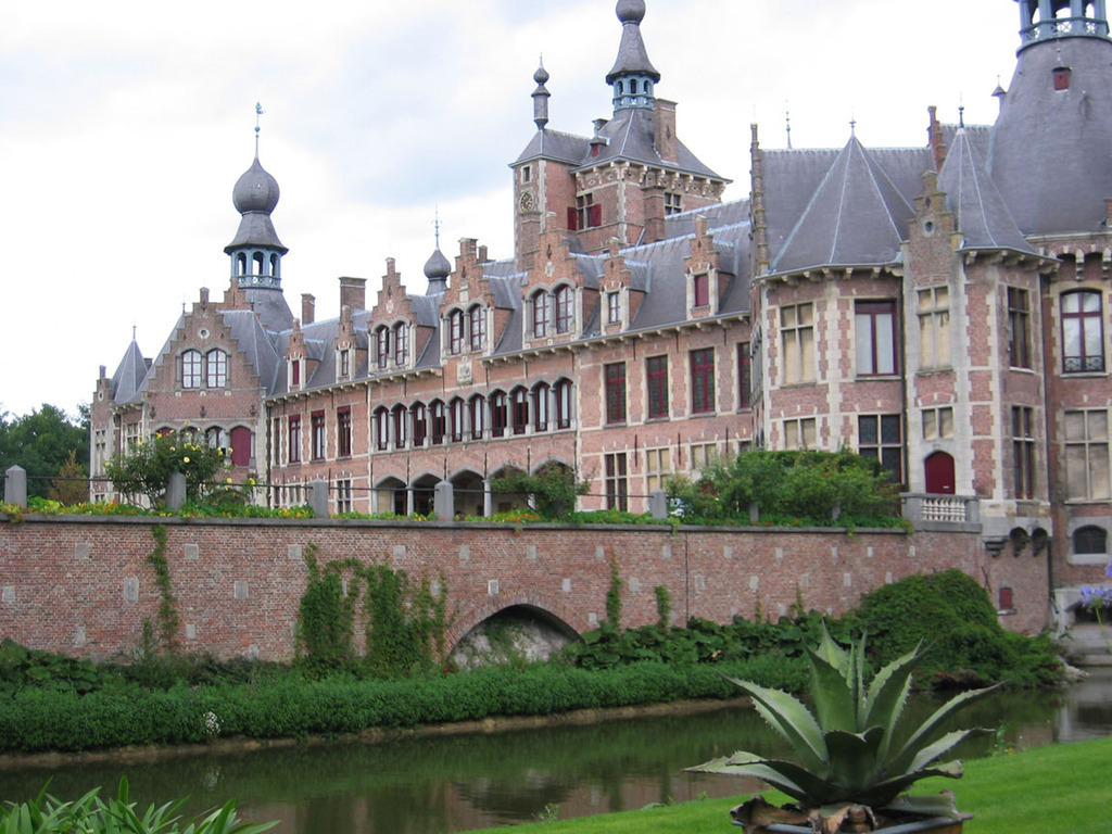 Castle of Ooidonk - 2km