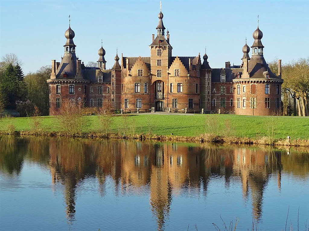 Castle of Ooidonk - 2km