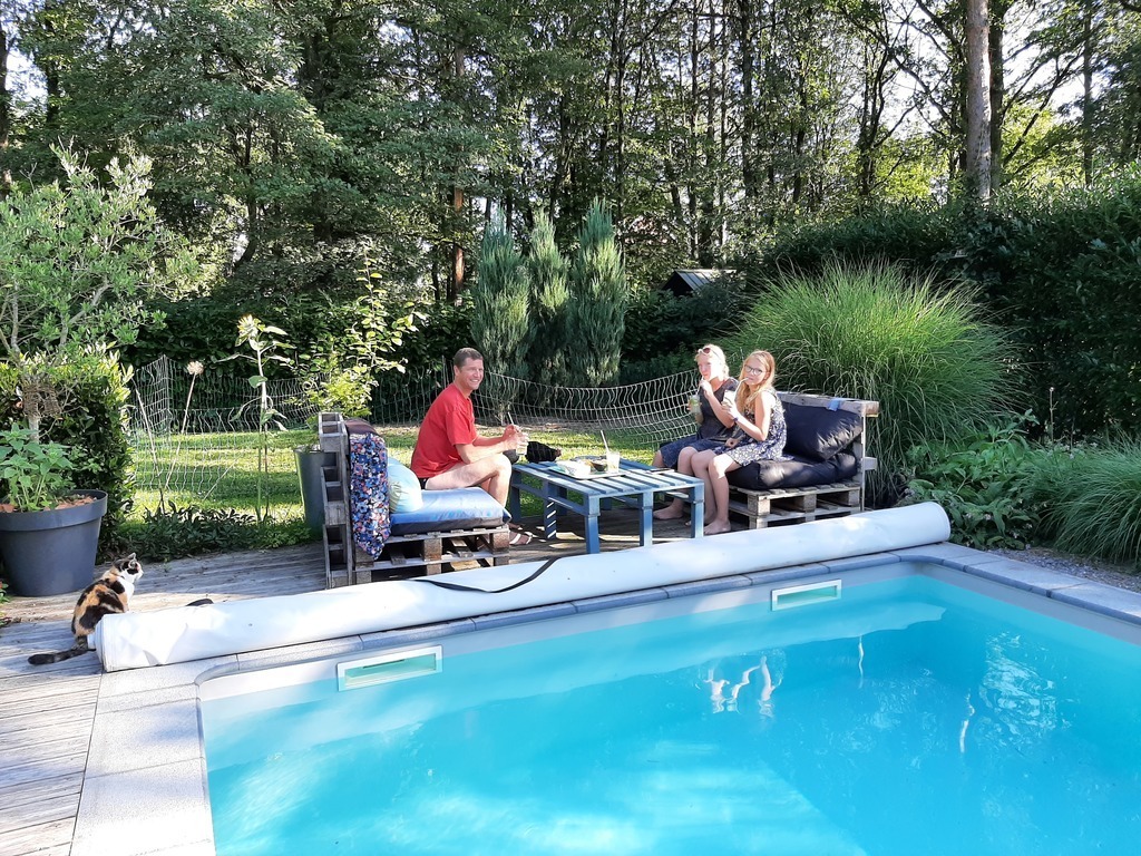 Have a drink with Dorette & Chipette beside us !