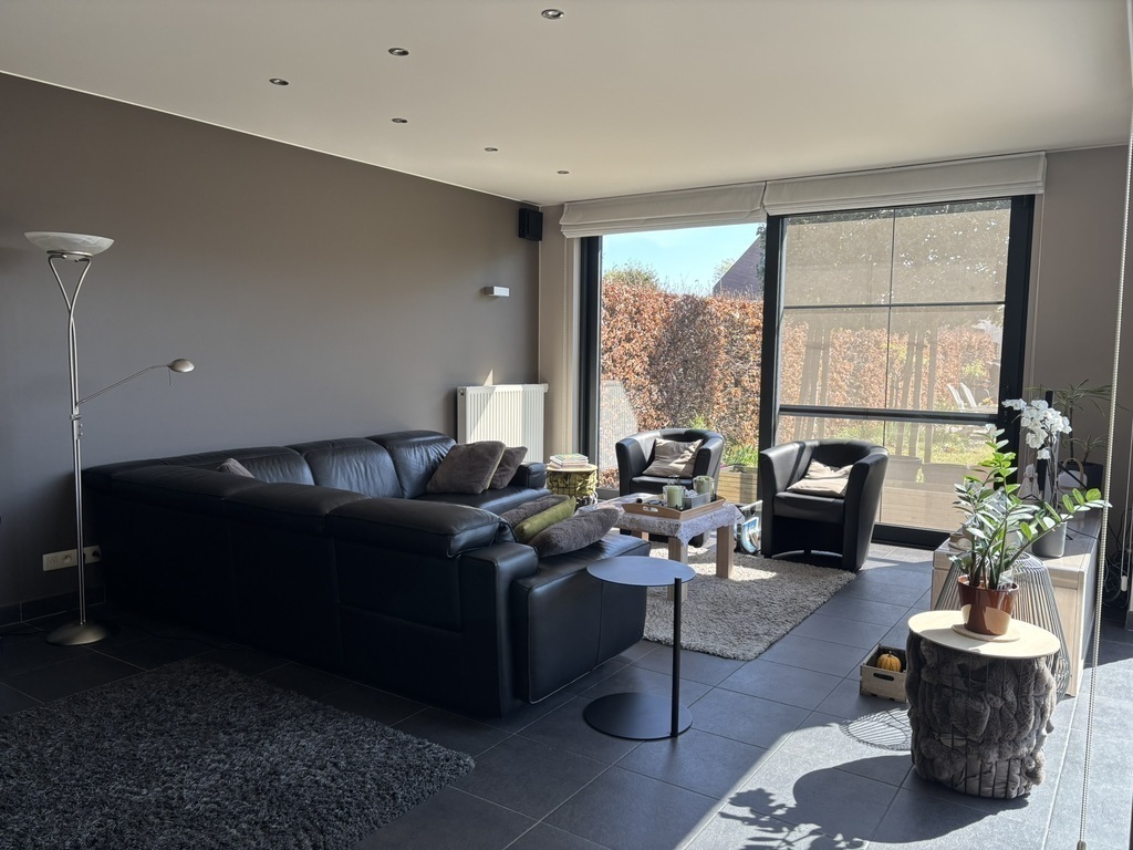 Living room - sitting area + TV