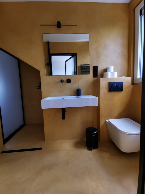 Yellow bathroom (2nd floor)