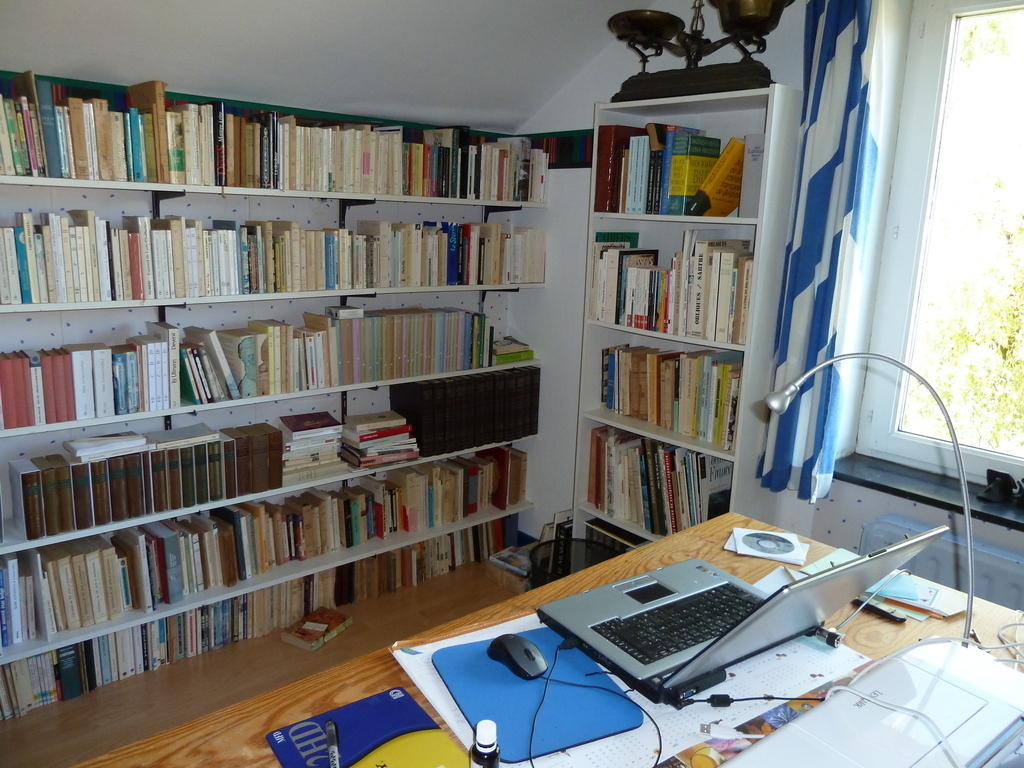 la bibliothèque à l'étage. Un autre bureau se trouve au rez-de-chaussée.