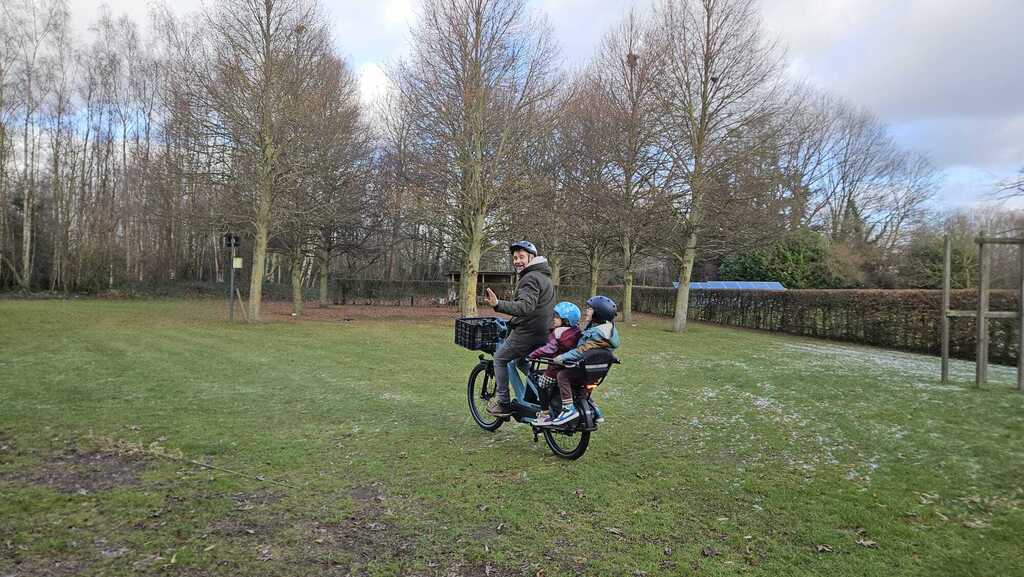 We have 2 longtails, practical for bike excursions with children. 