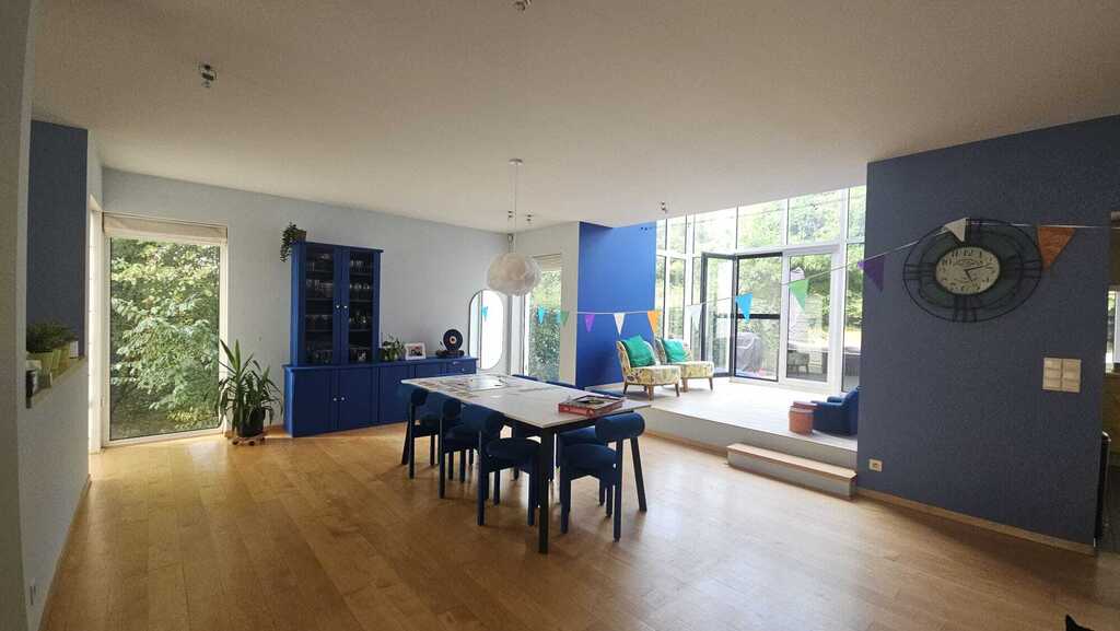 Living room (dinner table)
