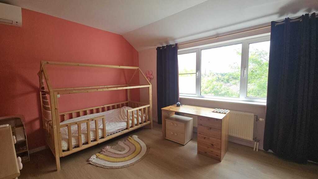 Rosalie's bedroom - view 2