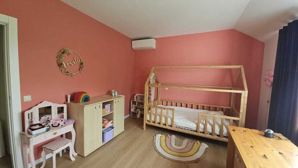Rosalie's bedroom - view 1 