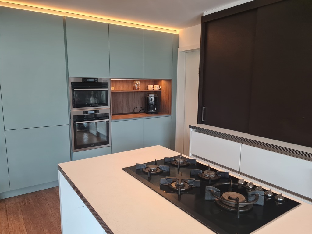 Kitchen, with dishwasher and 5 cookingbassins, 2 ovens. We also have 2 fridges.