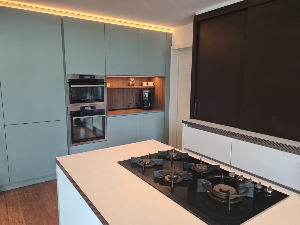 Kitchen, with dishwasher and 5 cookingbassins, 2 ovens. We also have 2 fridges.