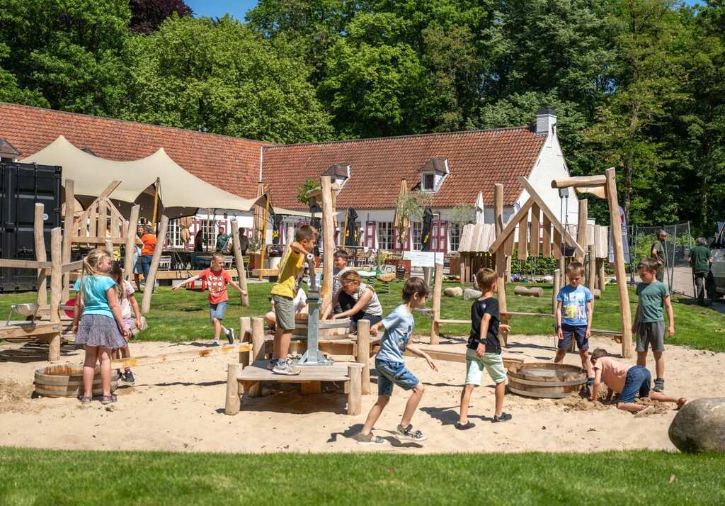 playground next to Bulskampveld (immediate neighbourhood)