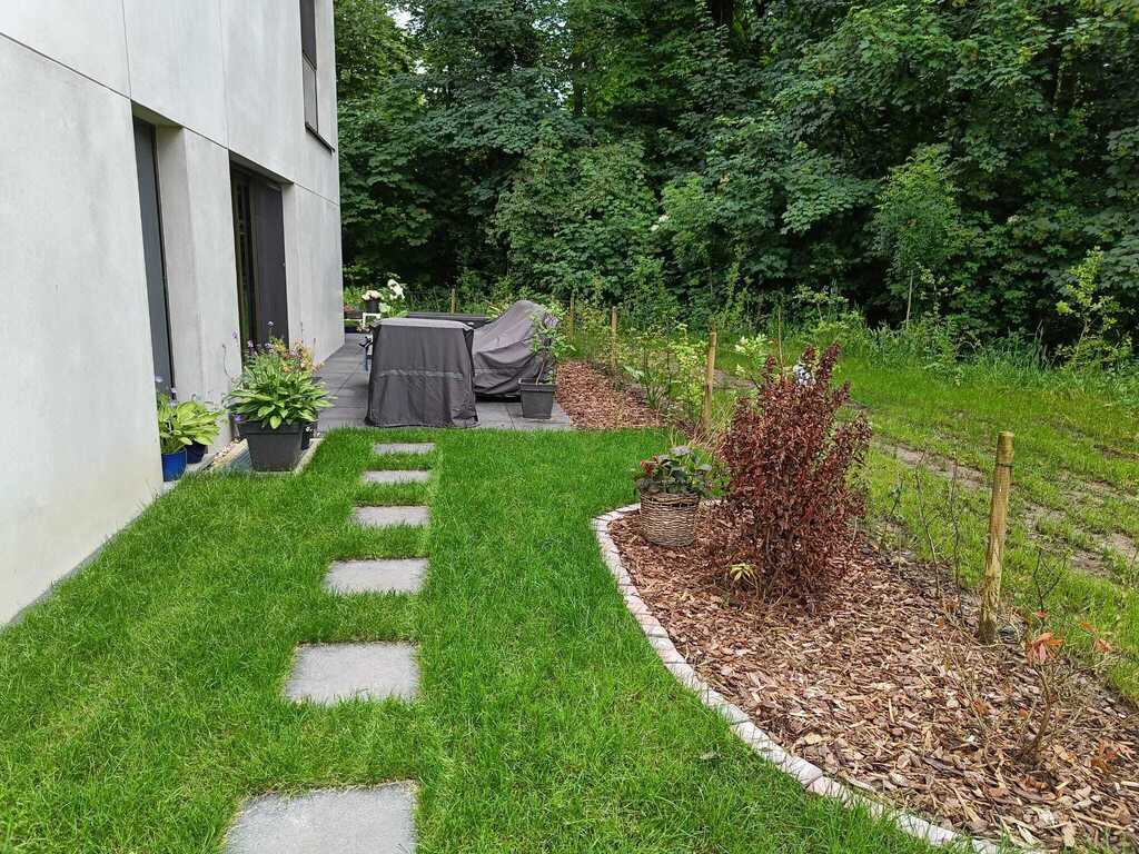 Side-garden with terrace