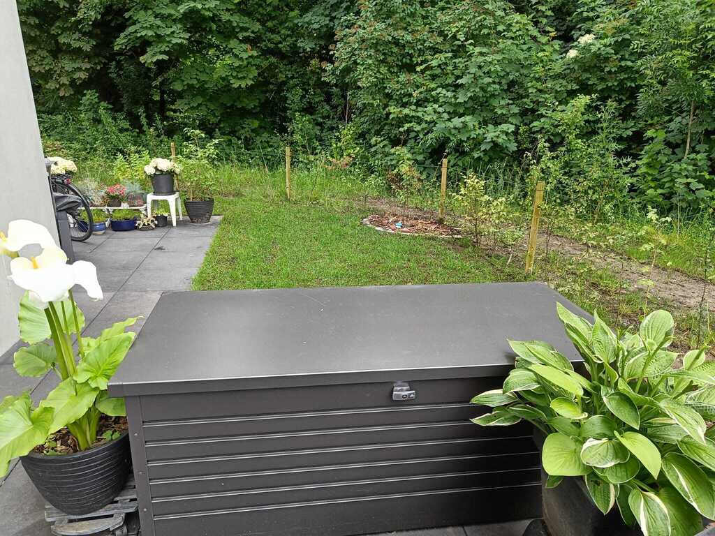 Side-garden with terrace